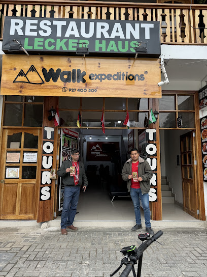 Fachada y equipo de Walk Expeditions en Oxapampa